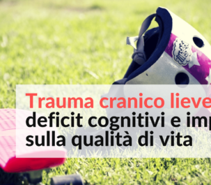 casco per terra accanto a uno skateboard