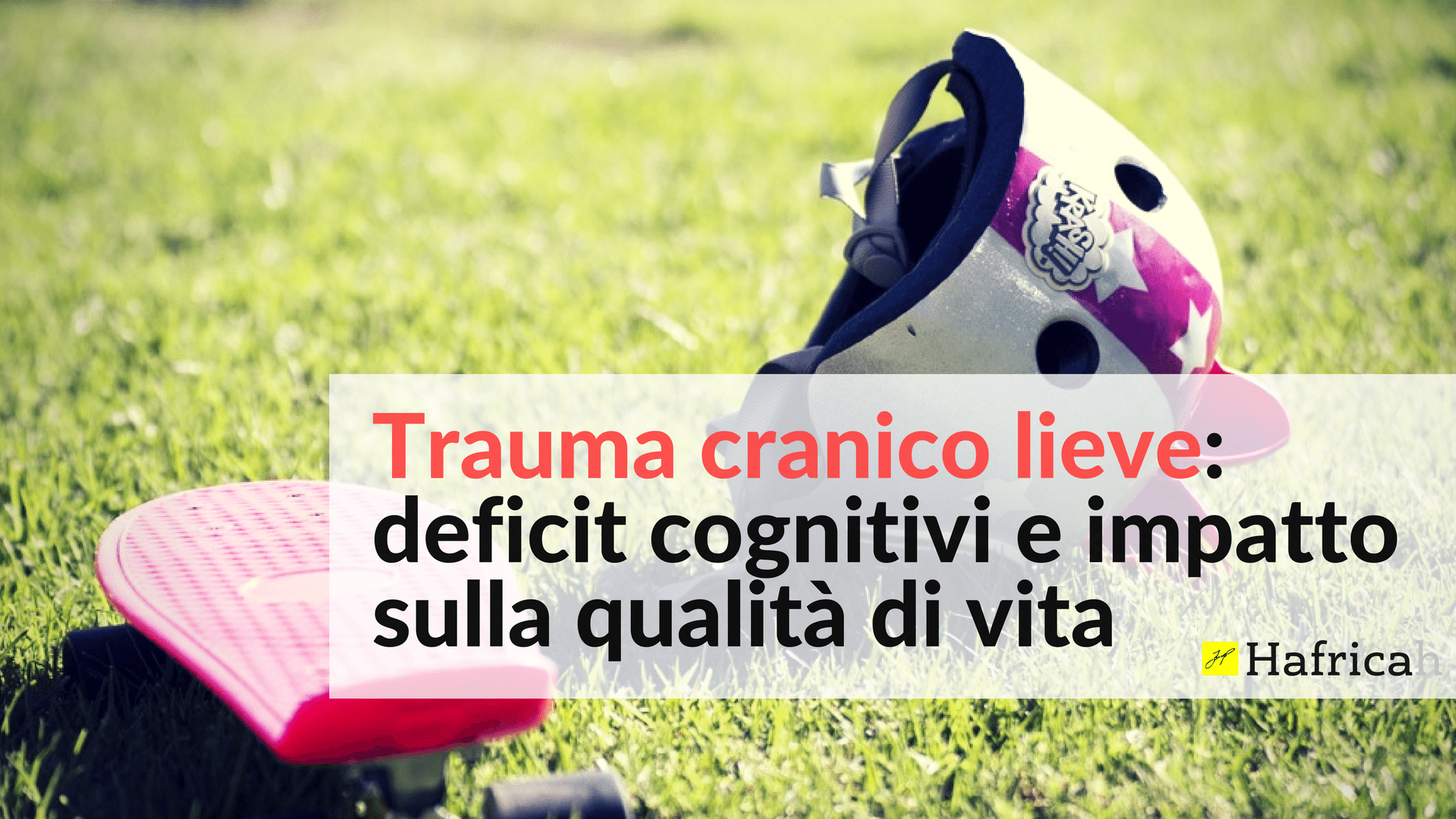 casco per terra accanto a uno skateboard