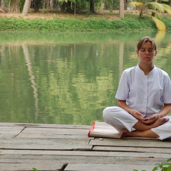 meditazione sul lago