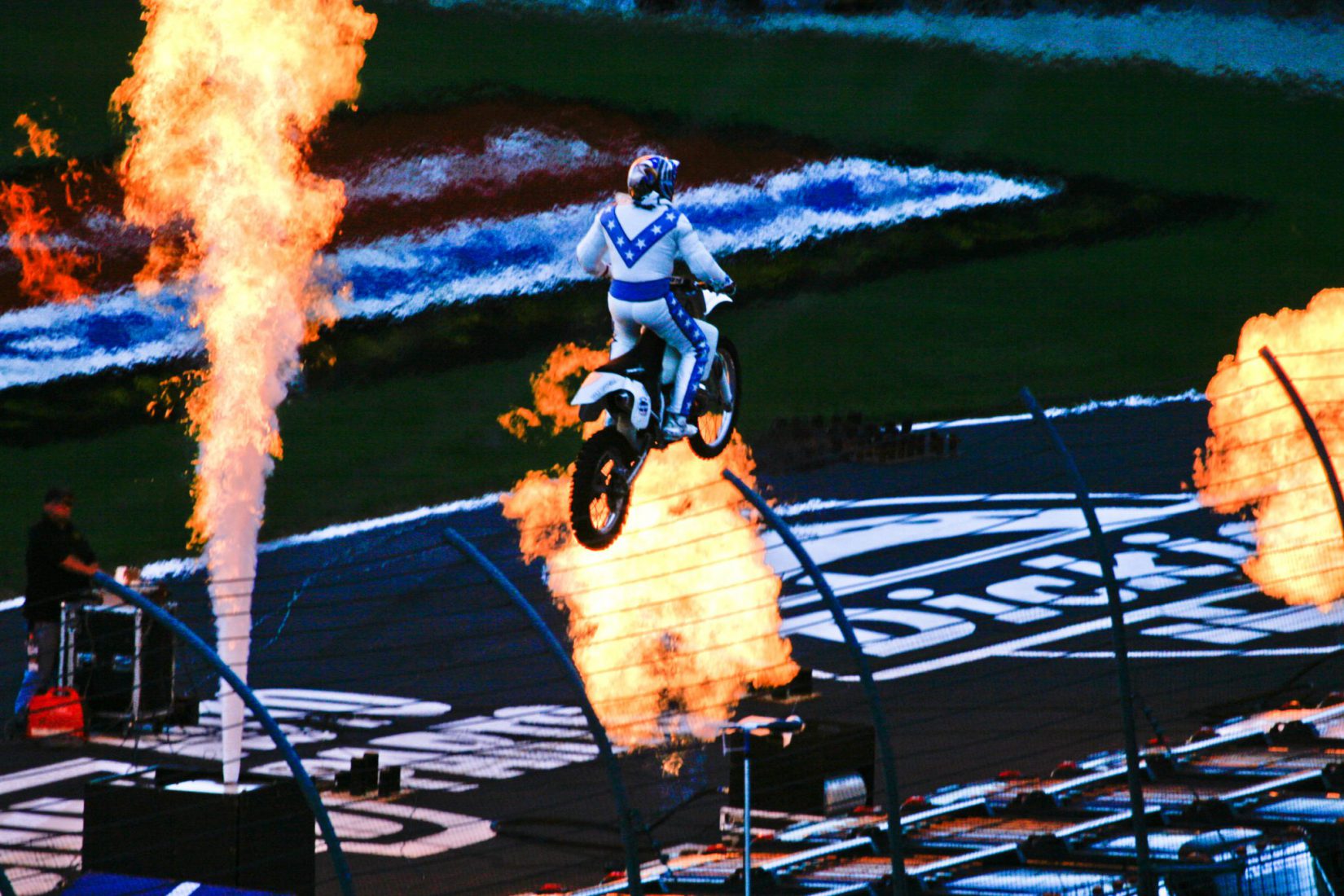 motociclista salto fuoco