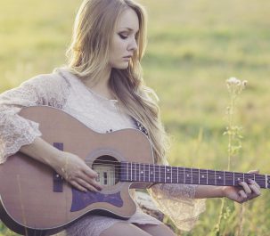 ragazza con la chitarra