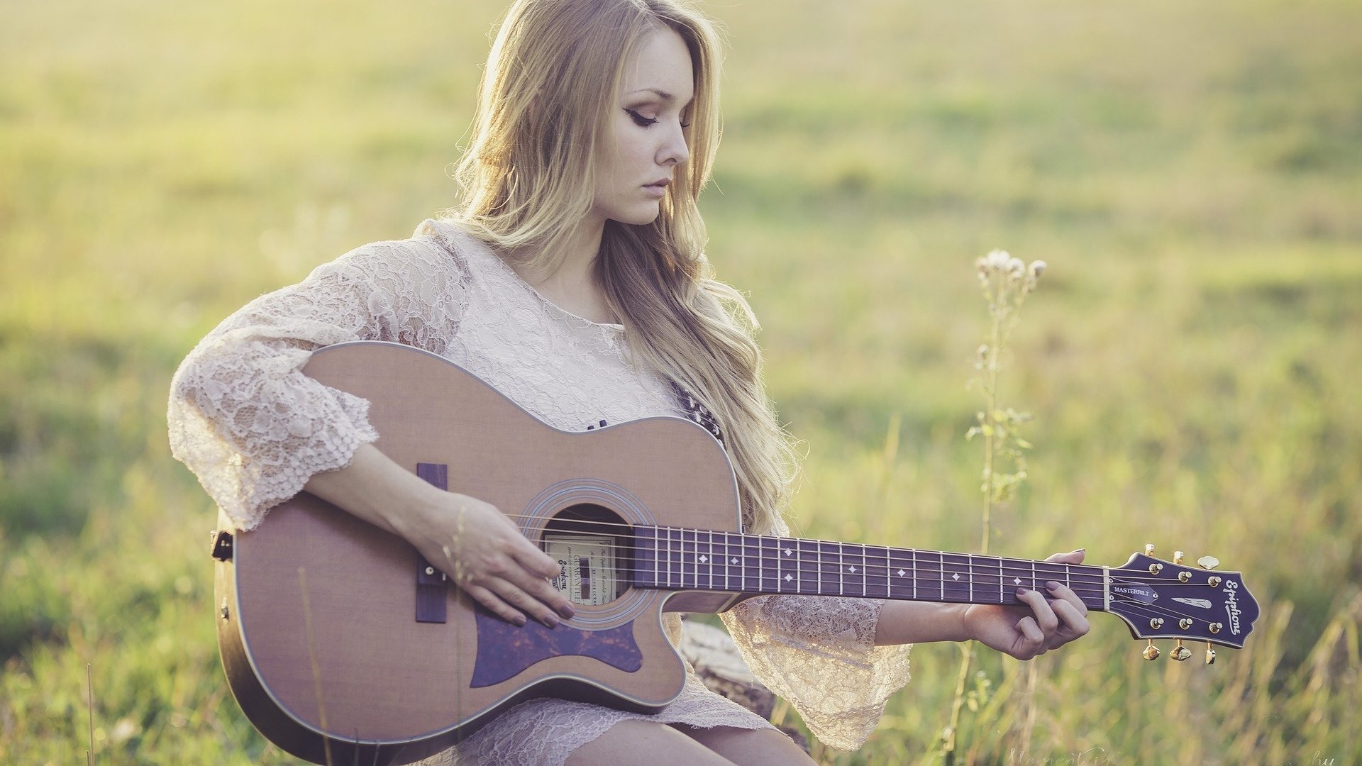 ragazza con la chitarra