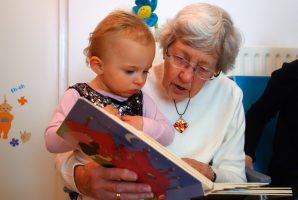 nonna legge a bambino