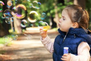 bambina con bolle di sapone