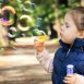 bambina con bolle di sapone