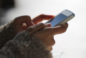 ragazza con smartphone