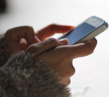 ragazza con smartphone