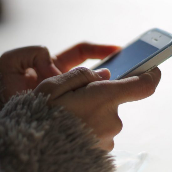 ragazza con smartphone