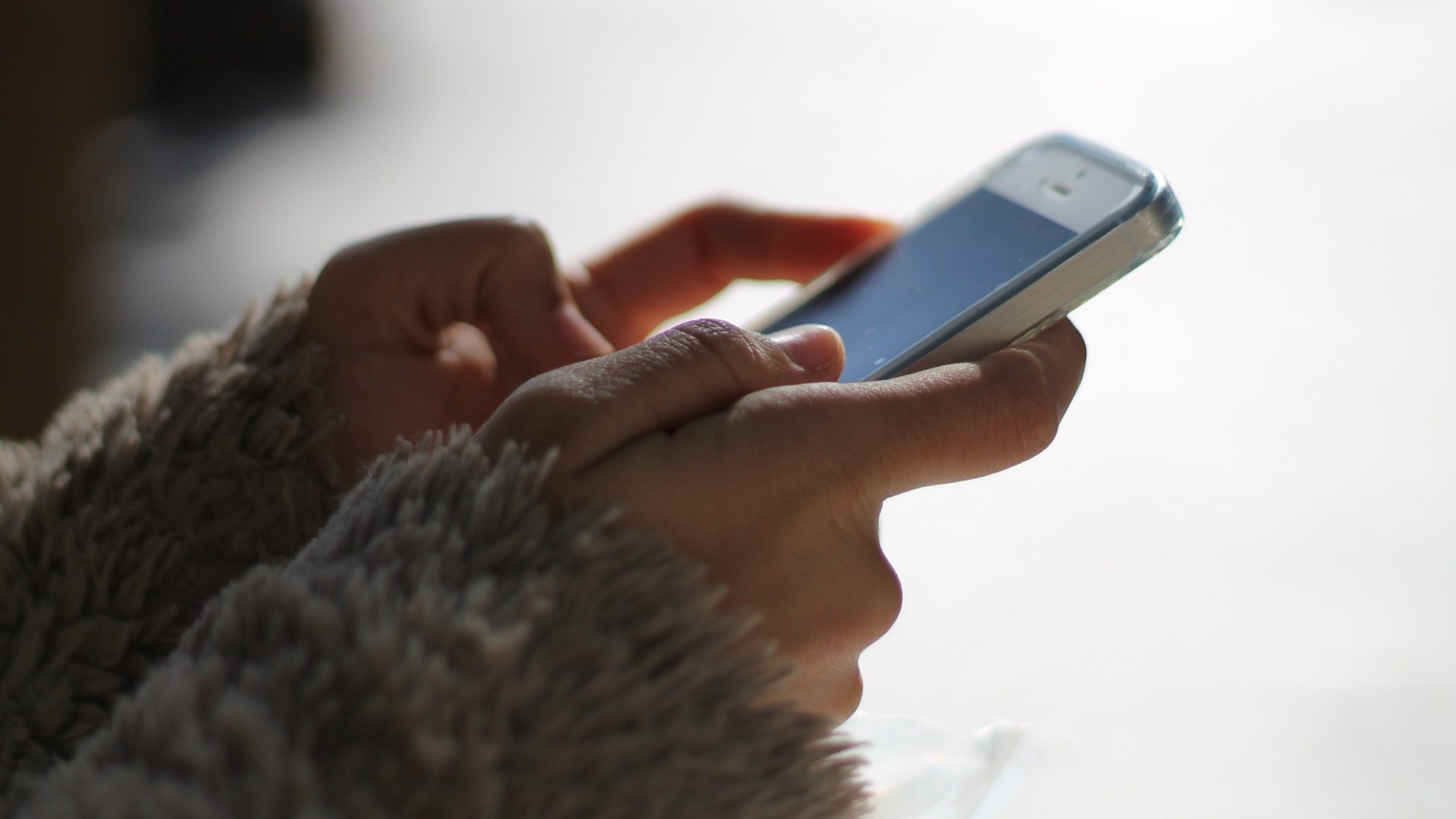 ragazza con smartphone