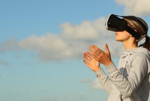 donna con visore realtà virtuale