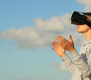 donna con visore realtà virtuale