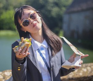 ragazza mangia panino