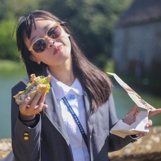 ragazza mangia panino