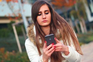 ragazza con cellulare