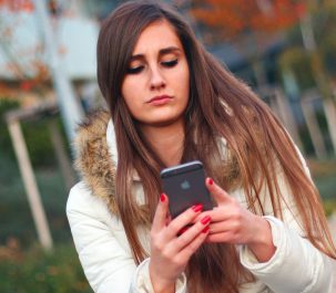 ragazza con cellulare