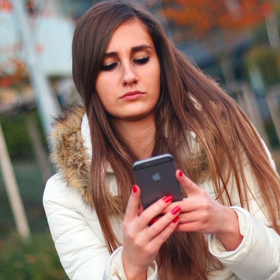 ragazza con cellulare