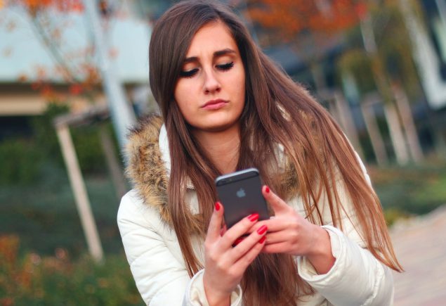 ragazza con cellulare