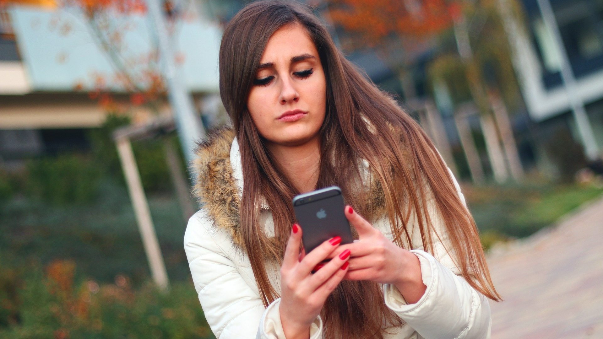 ragazza con cellulare