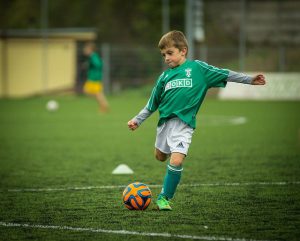 bambino gioca a calcio