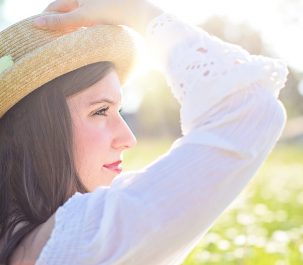 Donna con cappello contempla panorama