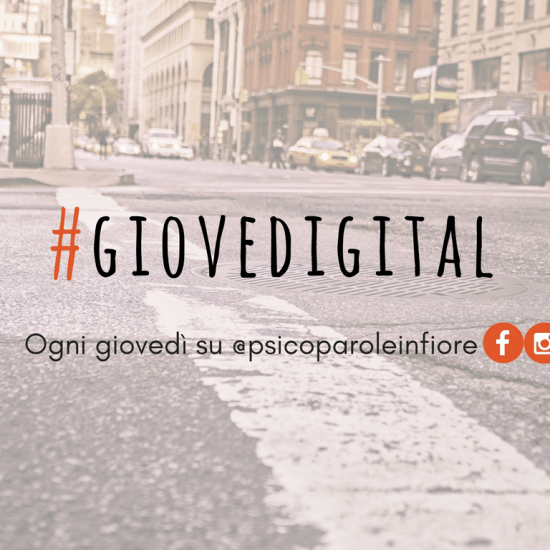 Scritta "Giovedigital, ogni giovedì su psicoparoleinfiore" sullo sfondo di una strada urbana con un uomo di spalle