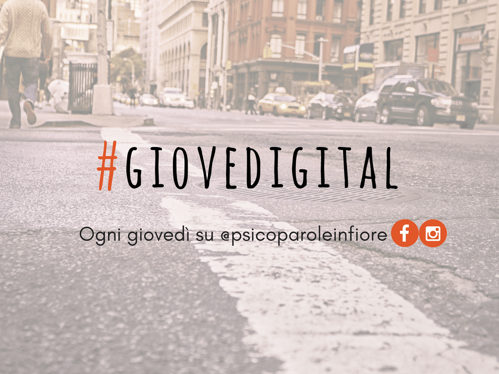 Scritta "Giovedigital, ogni giovedì su psicoparoleinfiore" sullo sfondo di una strada urbana con un uomo di spalle