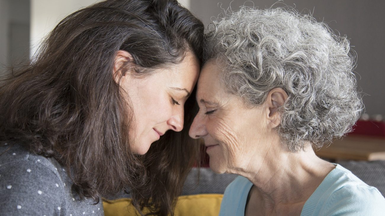 donna e anziana signora