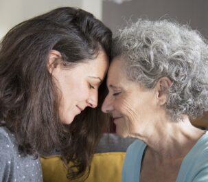 donna e anziana signora