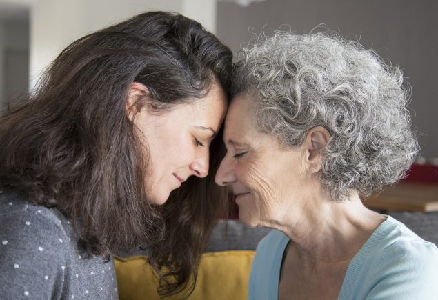 donna e anziana signora