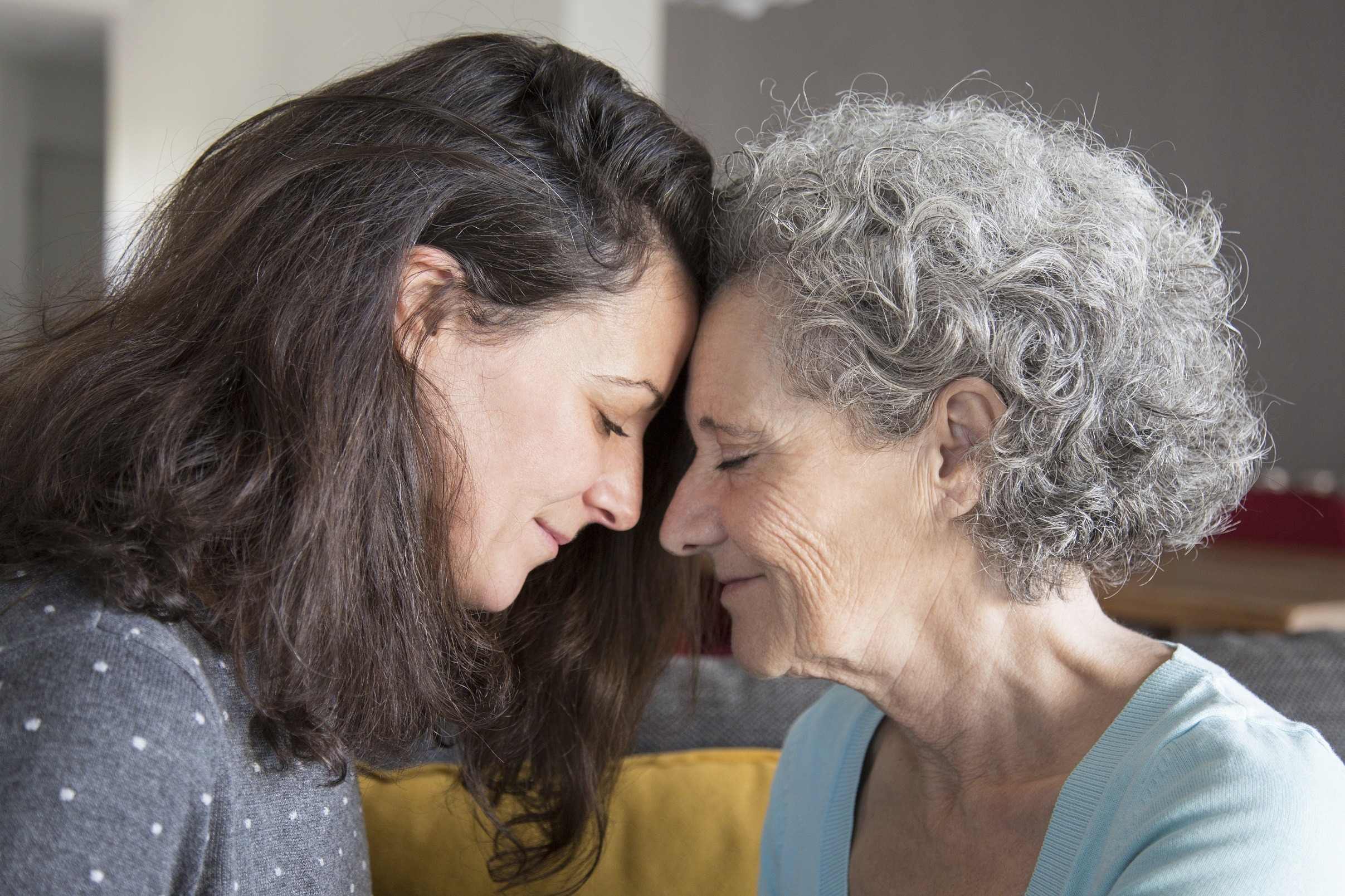 donna e anziana signora