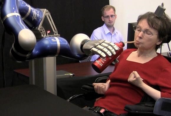 Paralizzata da un ictus da almeno 15 anni, il 12 Aprile 2011 questa donna ha usato il suo pensiero per controllare un braccio robotico e concedersi, autonomamente, un sorso di caffè. Merito del progetto Braingate2 sviluppato dalla Brown University. Era la prima volta che il sistema BCI veniva utilizzato per controllare un device nello spazio tridimensionale.