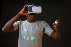 uomo con visore Realtà Virtuale